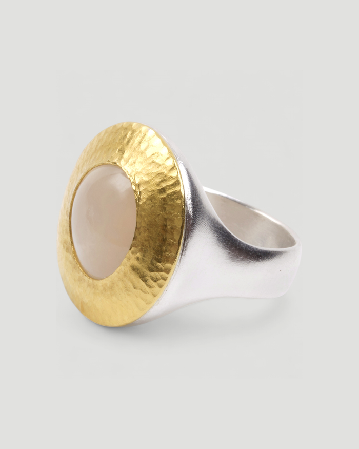 925 Silberring mit weißem Mondstein (7,9 ct) und 999 Feingold-Fassung - Goldschmiede Krack