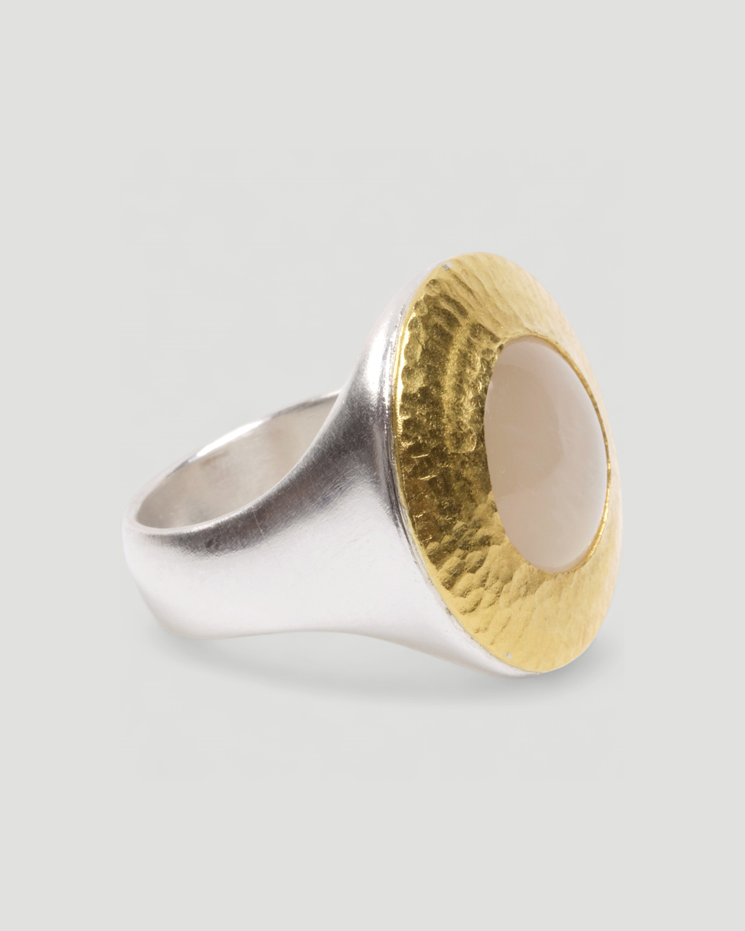 925 Silberring mit weißem Mondstein (7,9 ct) und 999 Feingold-Fassung - Goldschmiede Krack
