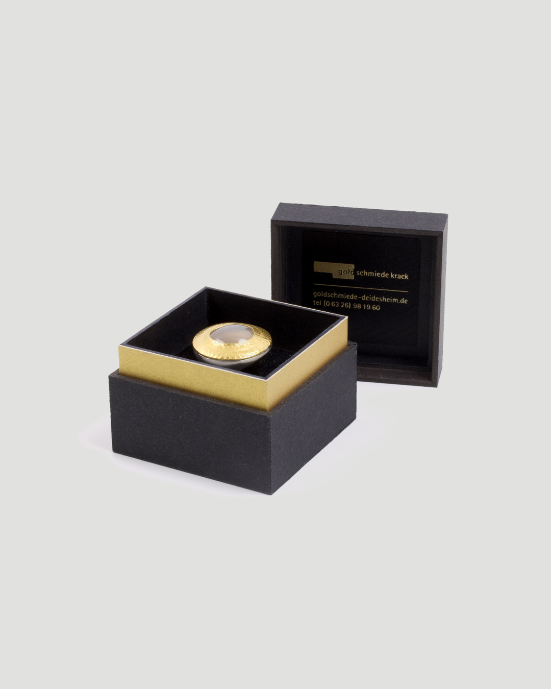 925 Silberring mit weißem Mondstein (7,9 ct) und 999 Feingold-Fassung - Goldschmiede Krack