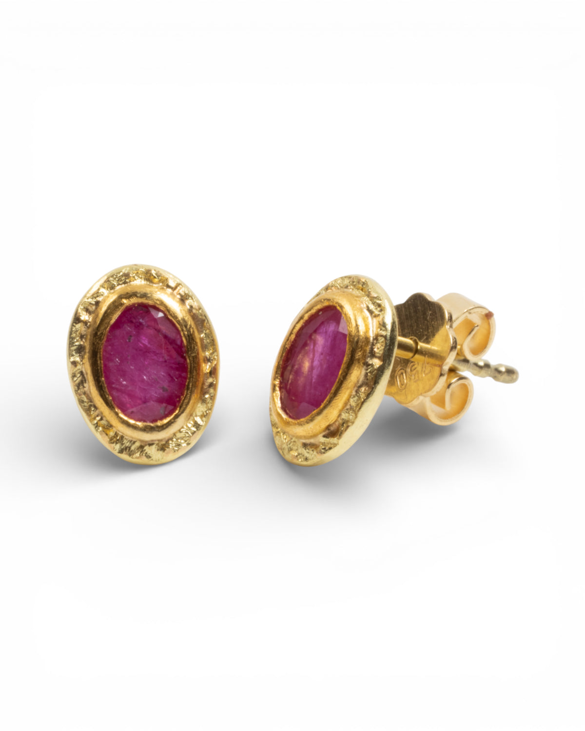Kleine 750 Goldohrstecker "Nugget-Struktur" mit Rubin (0.86 ct) - Goldschmiede Krack - Trauringe & Unikatschmuck aus Deidesheim