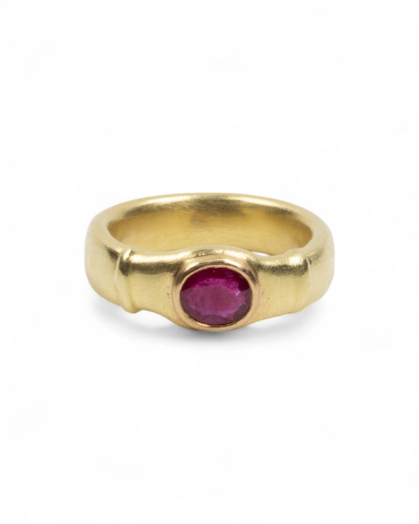 Matter 750 Goldring mit ovalem Rubin (1.08 ct)