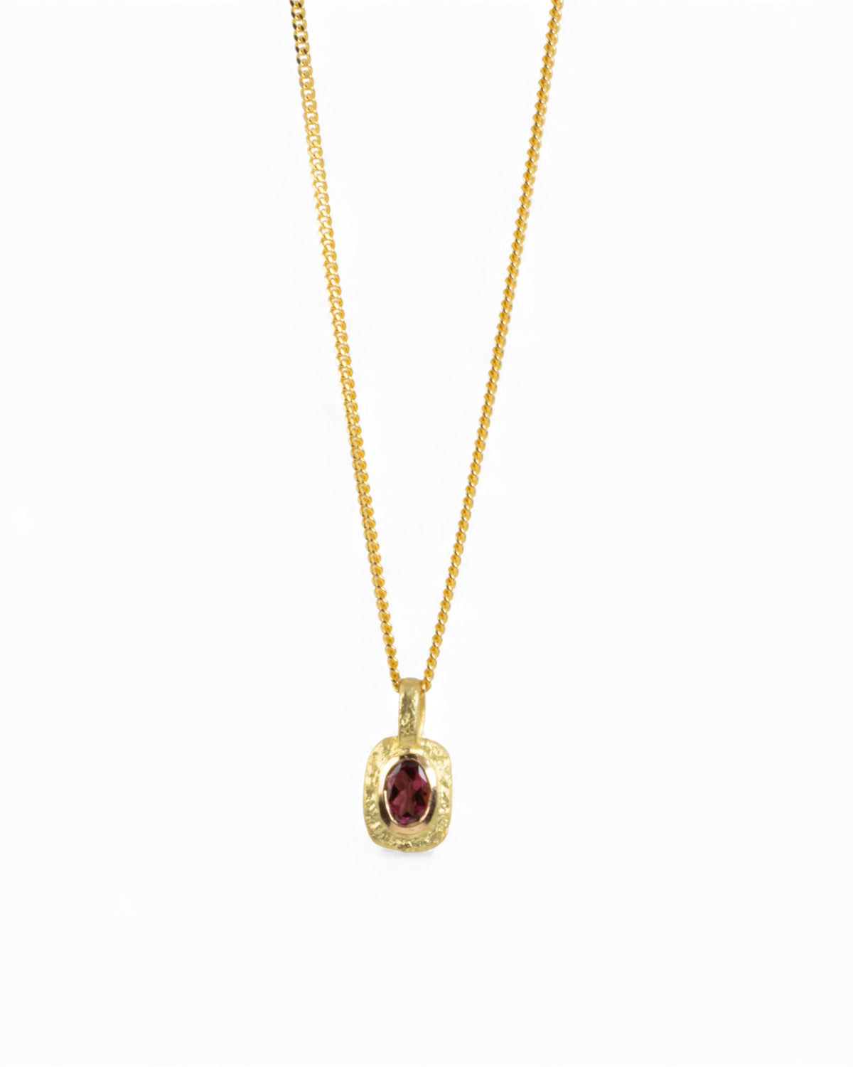 Organisch-eckiger 750 Goldanhänger mit rotem Turmalin (0.69 ct) mit passender Goldkette - Goldschmiede Krack - Trauringe & Unikatschmuck aus Deidesheim