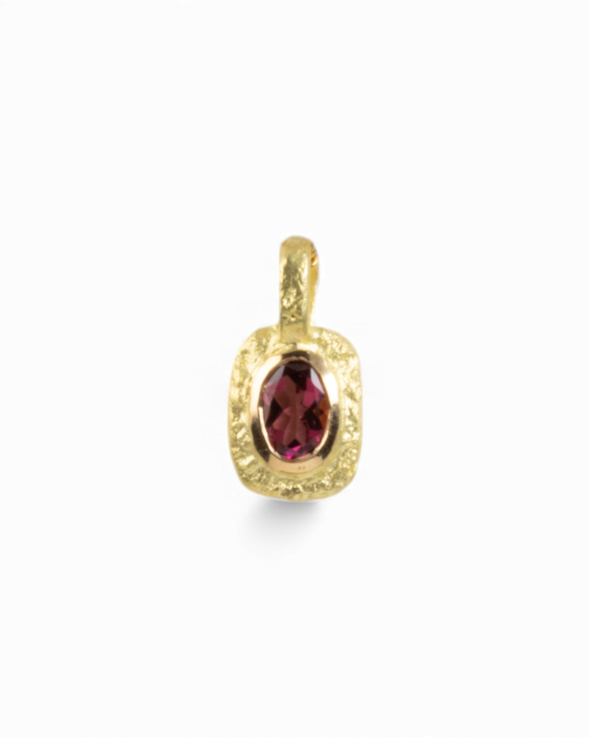 Organisch-eckiger 750 Goldanhänger mit rotem Turmalin (0.69 ct) mit passender Goldkette - Goldschmiede Krack - Trauringe & Unikatschmuck aus Deidesheim