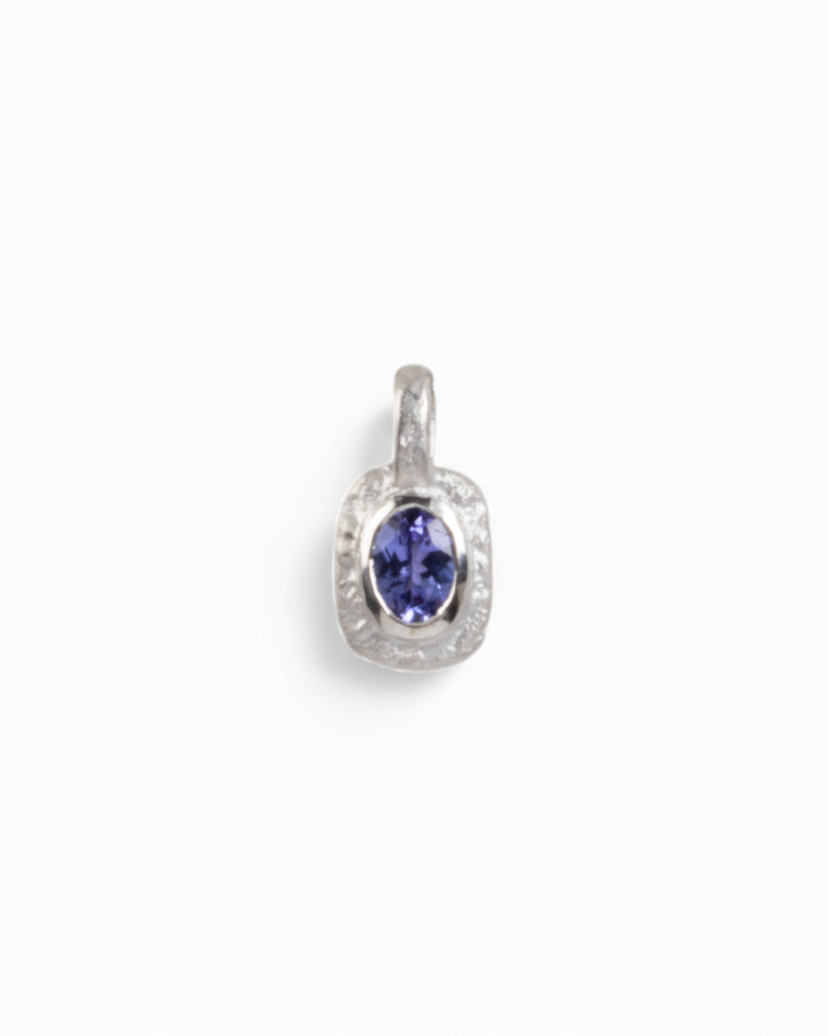 Organisch-eckiger 750 Weißgold-Anhänger mit violett-blauem Tansanit (0.83 ct) mit passender Goldkette - Goldschmiede Krack - Trauringe & Unikatschmuck aus Deidesheim