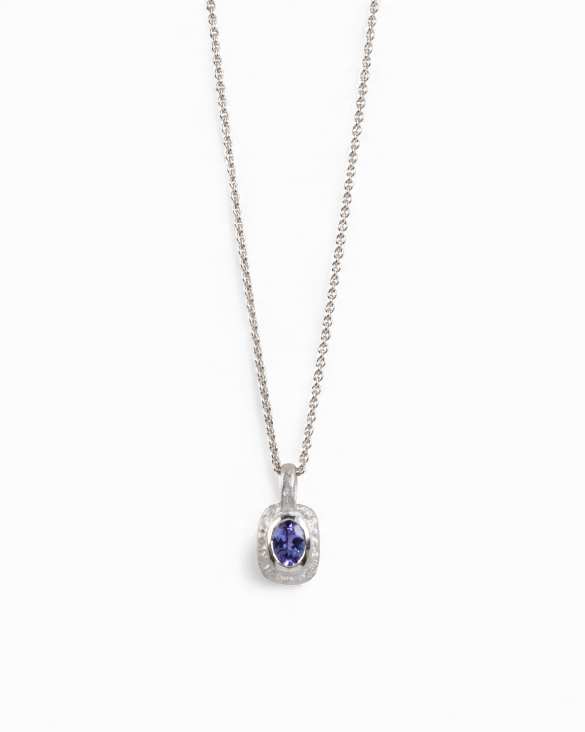 Organisch-eckiger 750 Weißgold-Anhänger mit violett-blauem Tansanit (0.83 ct) mit passender Goldkette - Goldschmiede Krack - Trauringe & Unikatschmuck aus Deidesheim
