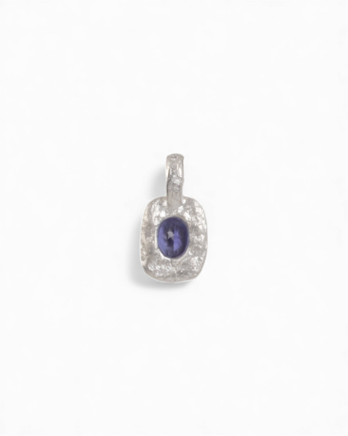 Organisch-eckiger 750 Weißgold-Anhänger mit violett-blauem Tansanit (0.83 ct) - Goldschmiede Krack - Trauringe & Unikatschmuck aus Deidesheim