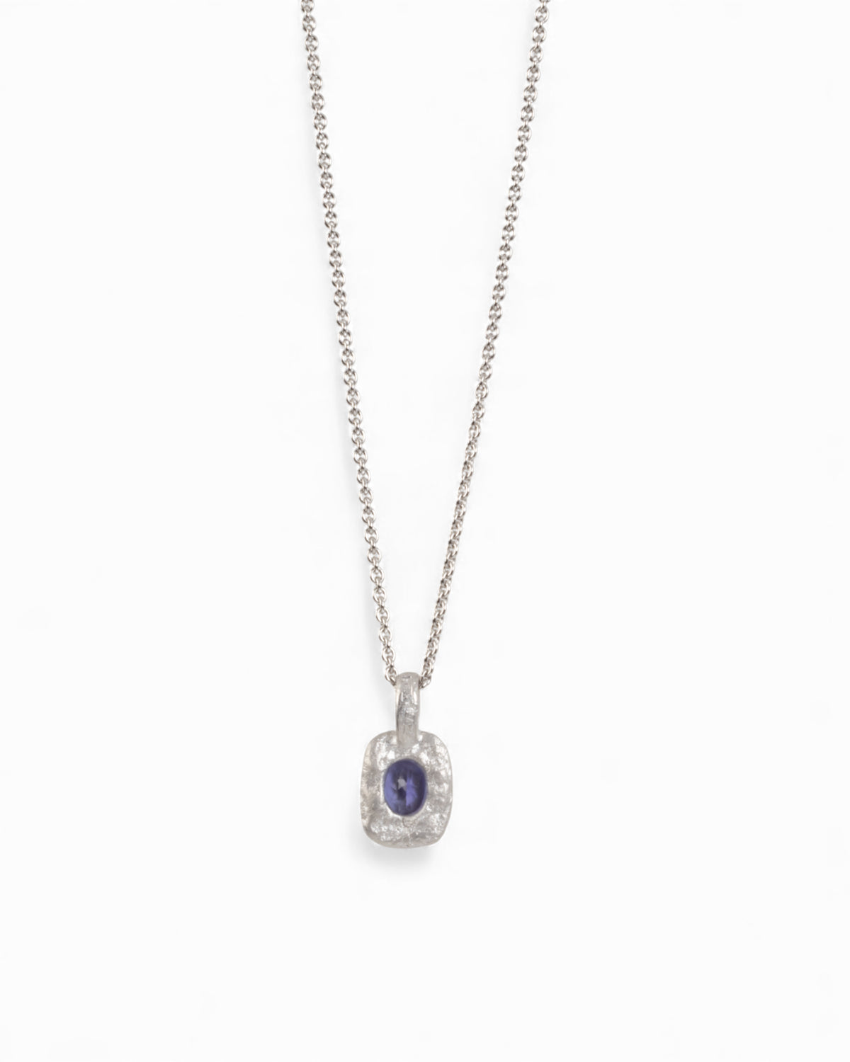 Organisch-eckiger 750 Weißgold-Anhänger mit violett-blauem Tansanit (0.83 ct) mit passender Goldkette - Goldschmiede Krack - Trauringe & Unikatschmuck aus Deidesheim