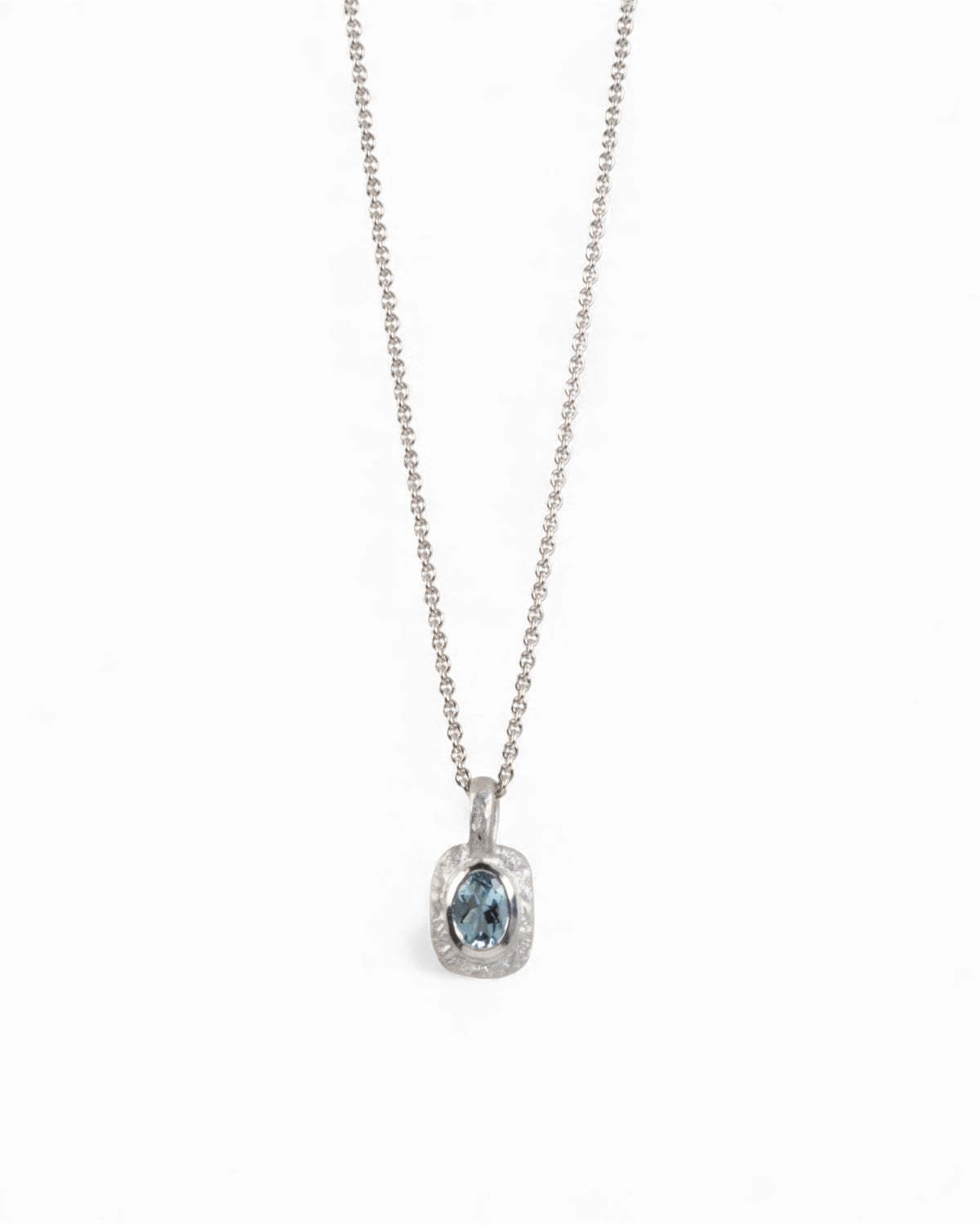 Organisch-eckiger 750 Weißgold-Anhänger mit blauem Aquamarin (0.72 ct) mit passender Goldkette - Goldschmiede Krack - Trauringe & Unikatschmuck aus Deidesheim