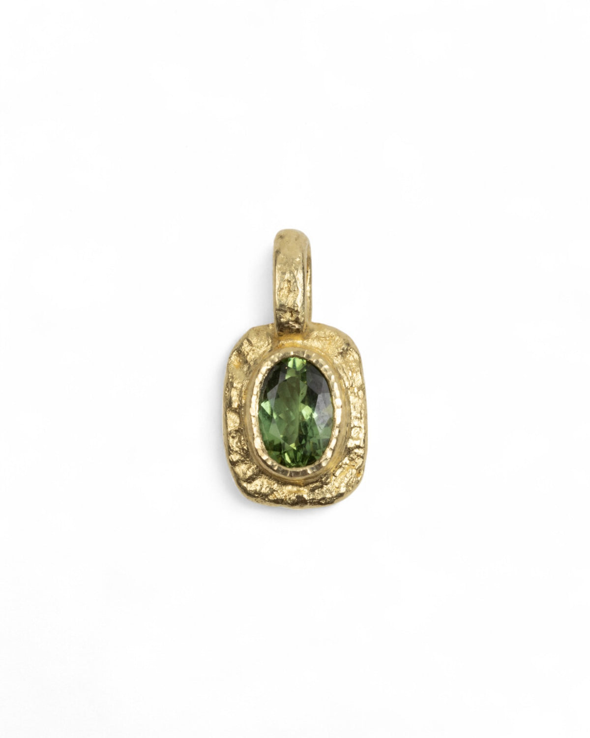 Organisch-eckiger 750 Goldanhänger mit grünem Tsavorit (0.75 ct) und 750 Goldkette - Goldschmiede Krack - Trauringe & Unikatschmuck aus Deidesheim