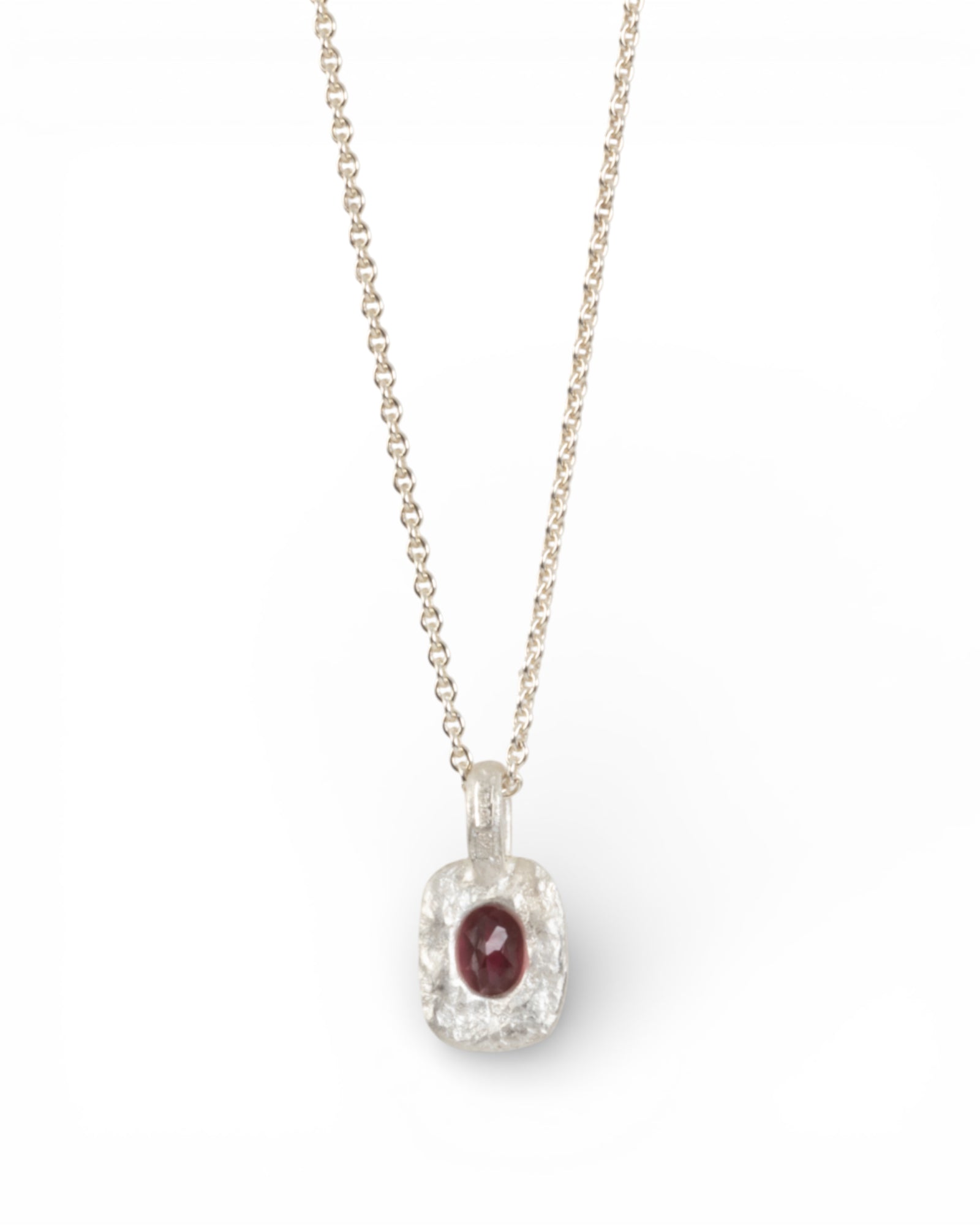 Organisch-eckiger Silberanhänger mit rötlichem Turmalin (0.74ct) - Goldschmiede Krack - Trauringe & Unikatschmuck aus Deidesheim