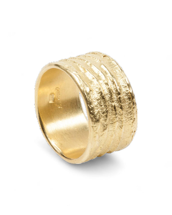 750 Goldring mit Tarmac Struktur - Goldschmiede Krack - Trauringe & Unikatschmuck aus Deidesheim