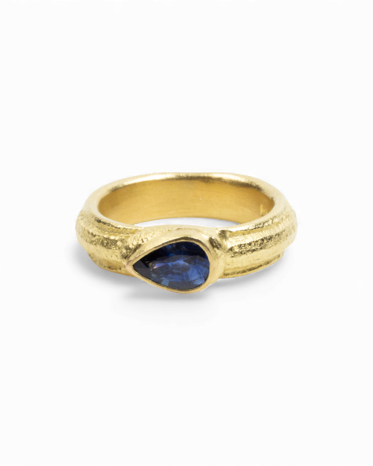 Ring mit kornblumenblauem Saphir in Tropfenschliff (1,02 ct) in 750 Gold - Goldschmiede Krack - Trauringe & Unikatschmuck aus Deidesheim
