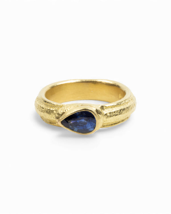 Ring mit kornblumenblauem Saphir in Tropfenschliff (1,02 ct) in 750 Gold - Goldschmiede Krack - Trauringe & Unikatschmuck aus Deidesheim