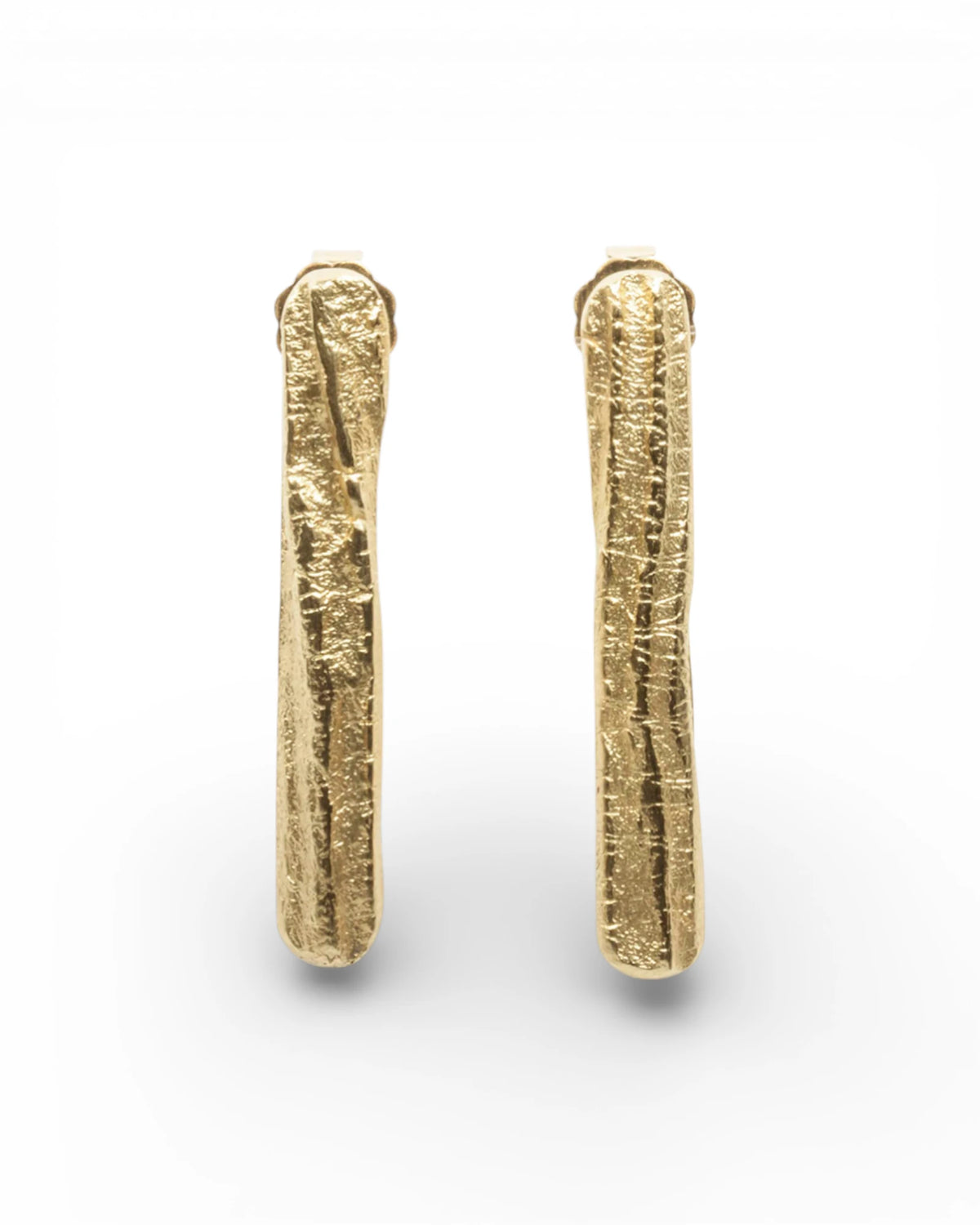 Stab 750 Gold-Ohrstecker mit Tarmac Struktur - Goldschmiede Krack - Trauringe & Unikatschmuck aus Deidesheim