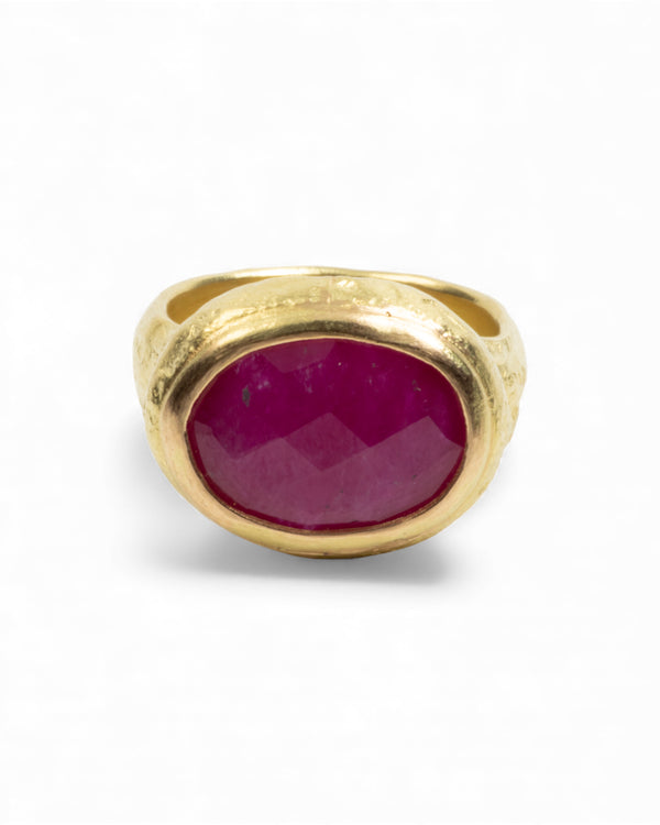 Wunderschöner 750 Goldring mit facettiertem Rubin (7.34 ct) - Unikat - Goldschmiede Krack - Trauringe & Unikatschmuck aus Deidesheim