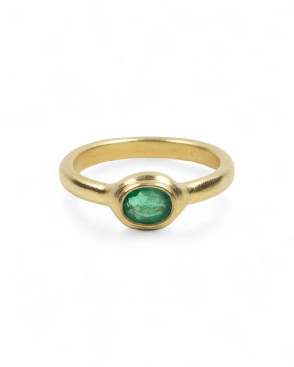 Zierlicher 750 Goldring mit Smaragd (0,52 ct) - Goldschmiede Krack - Trauringe & Unikatschmuck aus Deidesheim