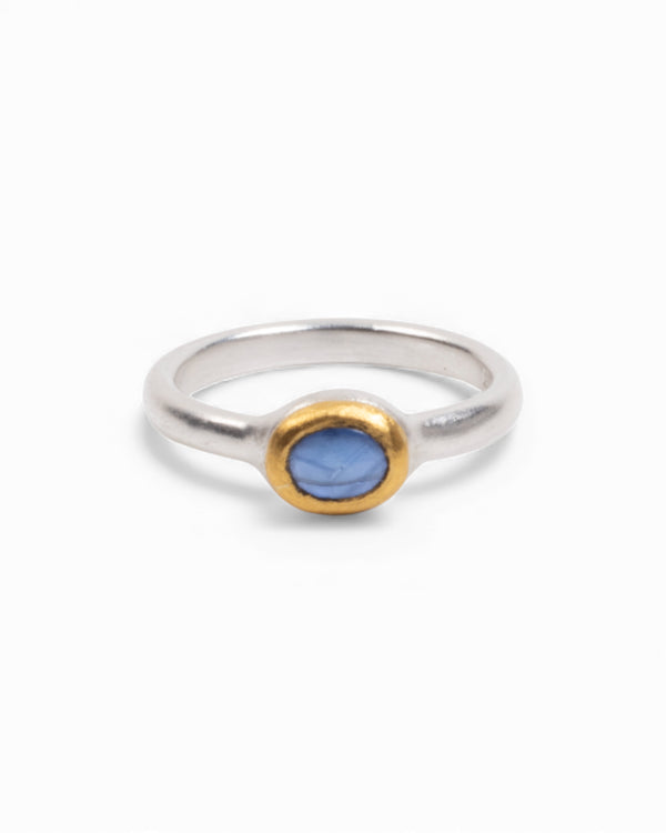 Zierlicher 925 Silberring mit blauem Saphir (0.90 ct) und Feingoldfassung - Goldschmiede Krack - Trauringe & Unikatschmuck aus Deidesheim