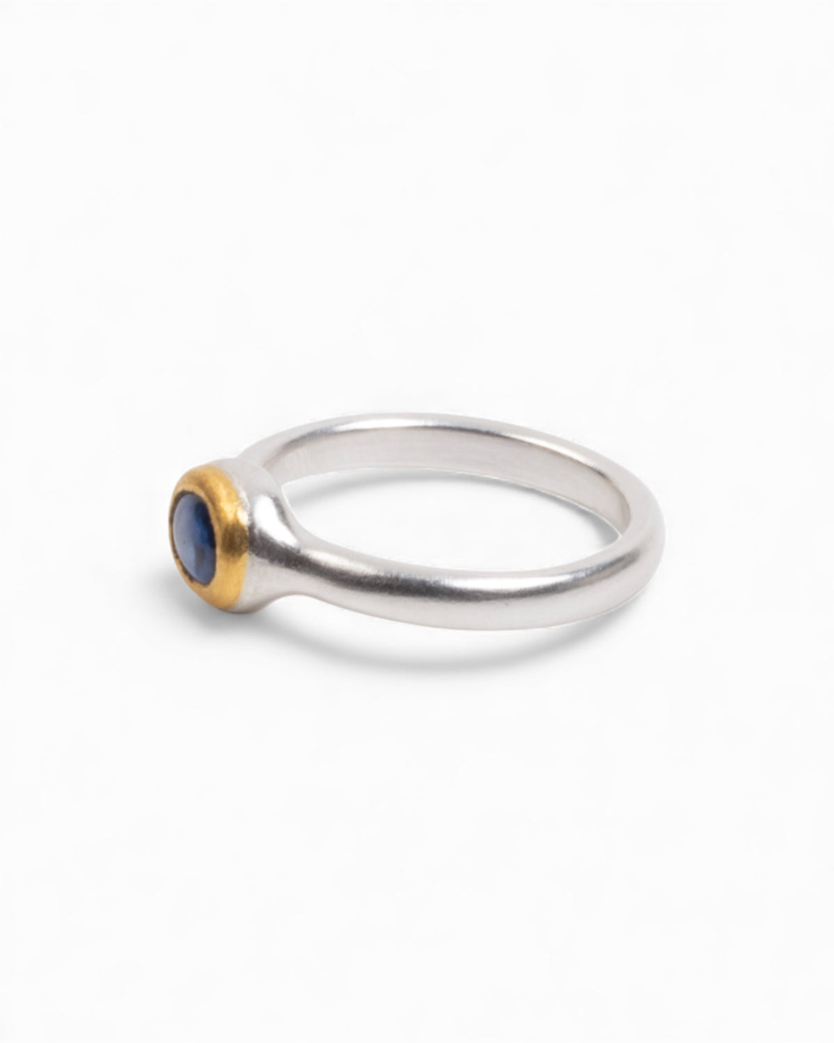 Zierlicher 925 Silberring mit blauem Saphir (0.90 ct) und Feingoldfassung - Goldschmiede Krack - Trauringe & Unikatschmuck aus Deidesheim