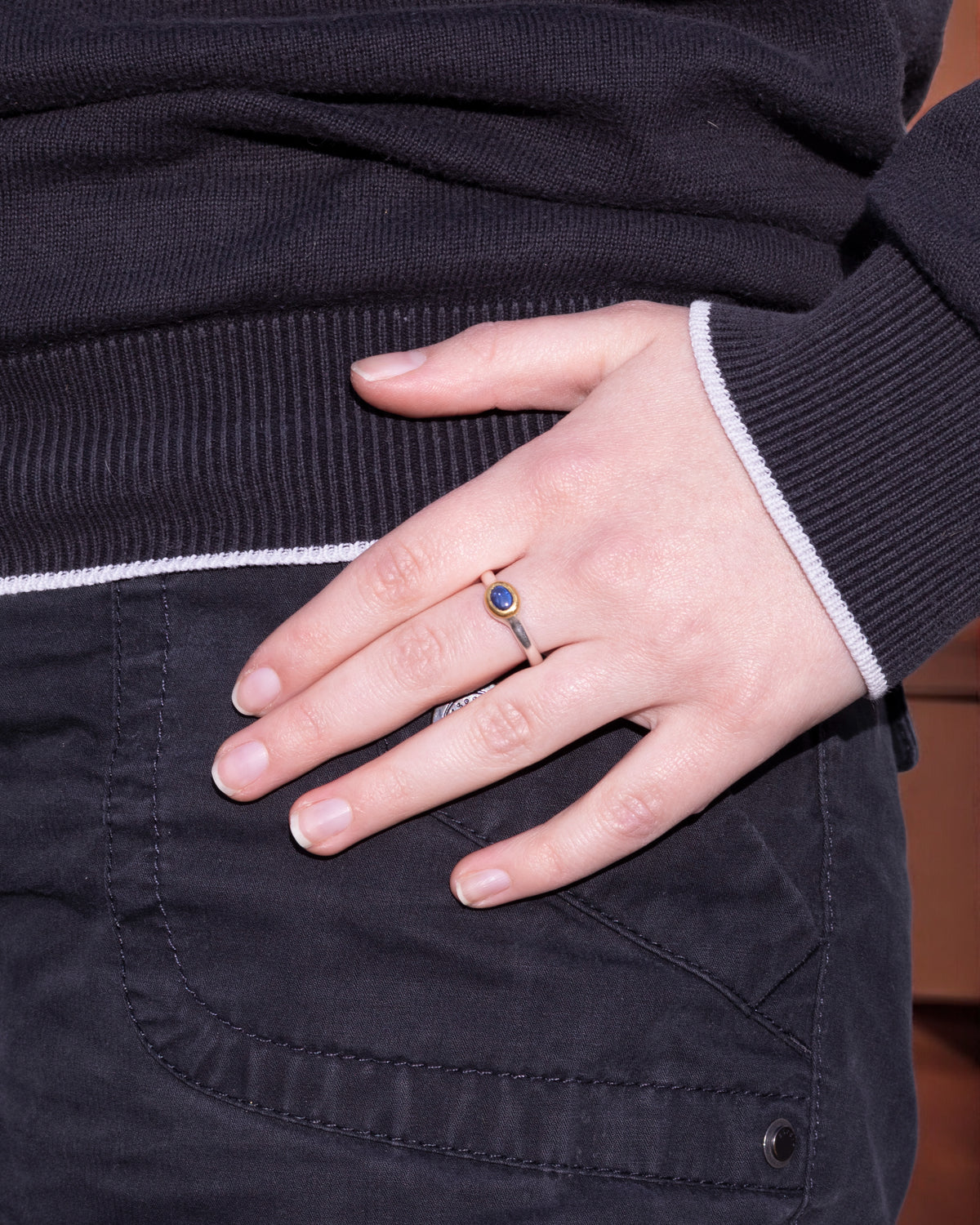 Zierlicher 925 Silberring mit blauem Saphir (0.90 ct) und Feingoldfassung - Goldschmiede Krack - Trauringe & Unikatschmuck aus Deidesheim