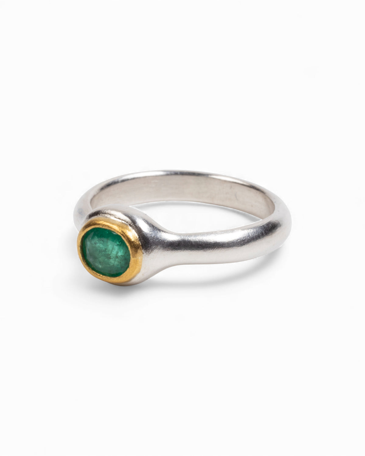 Zierlicher 925 Silberring mit ovalem Smaragd (0.60 ct) und Feingoldfassung
