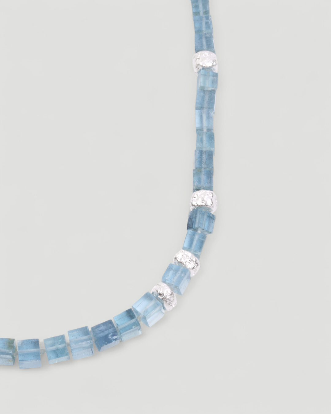 Aquamarinkette Detailansicht, würfelförmig geschliffene Aquamarine mit Silberwürfeln in Nugget-Struktur