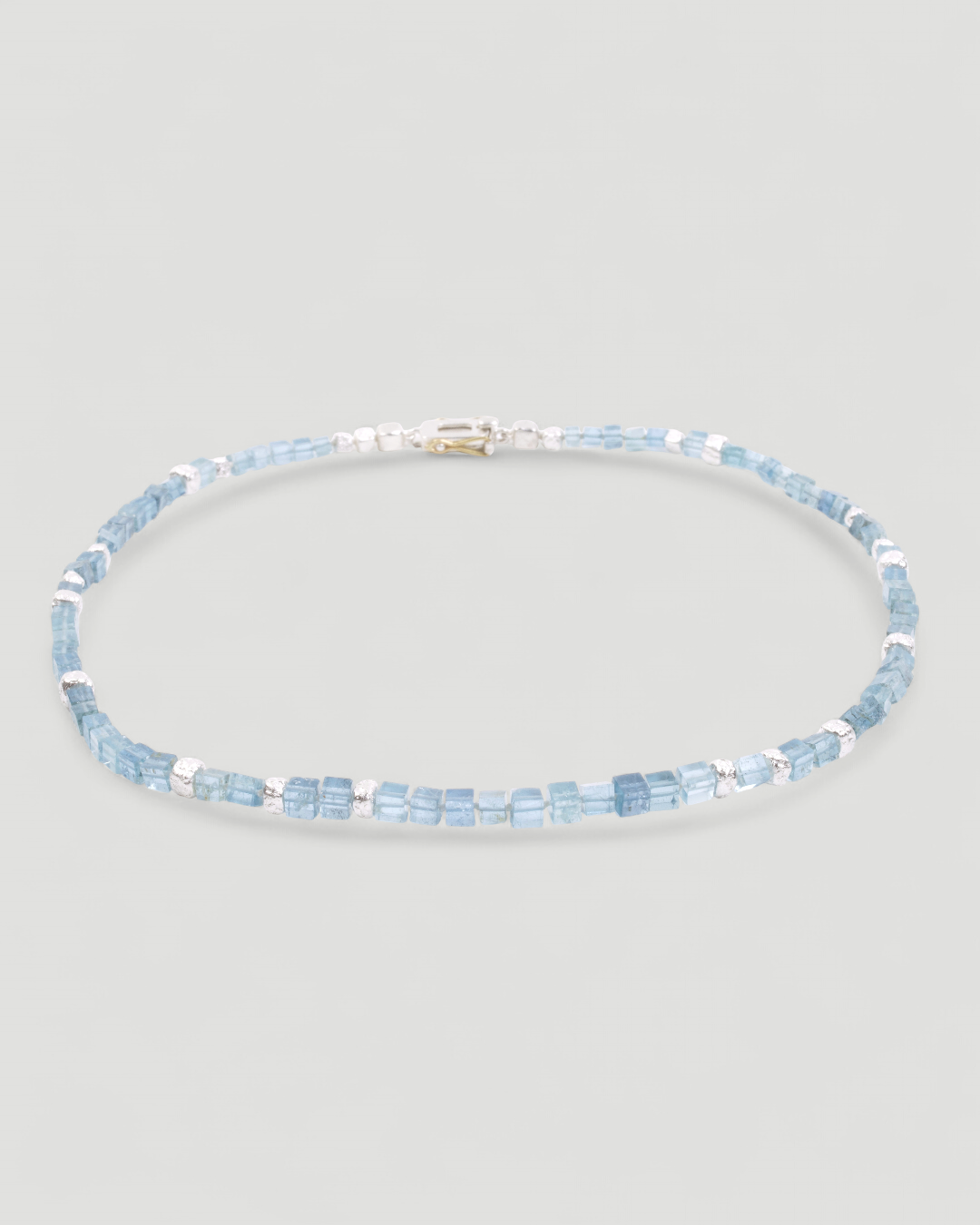 Aquamarinkette mit 925 Silberwürfeln und Kastenschloss, Gesamtansicht der Halskette im blauen Verlauf