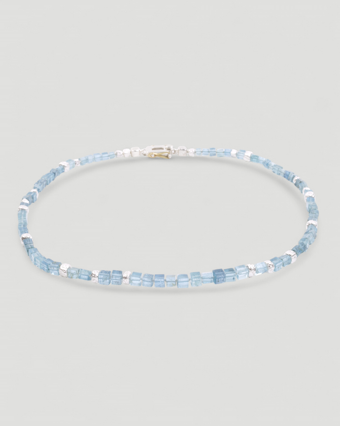 Aquamarinkette mit 925 Silberwürfeln und Kastenschloss, Gesamtansicht der Halskette im blauen Verlauf