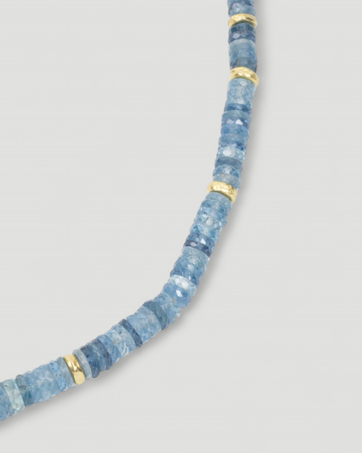 Blaue Aquamarin-Halskette, Detailansicht der facettierten Aquamarine mit 750 Goldelementen