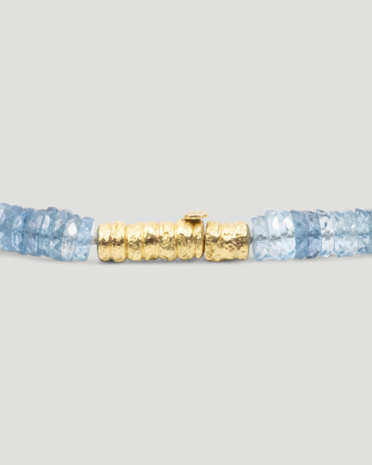 Blaue Aquamarin-Halskette, Detailansicht des strukturierten 750 Goldverschlusses