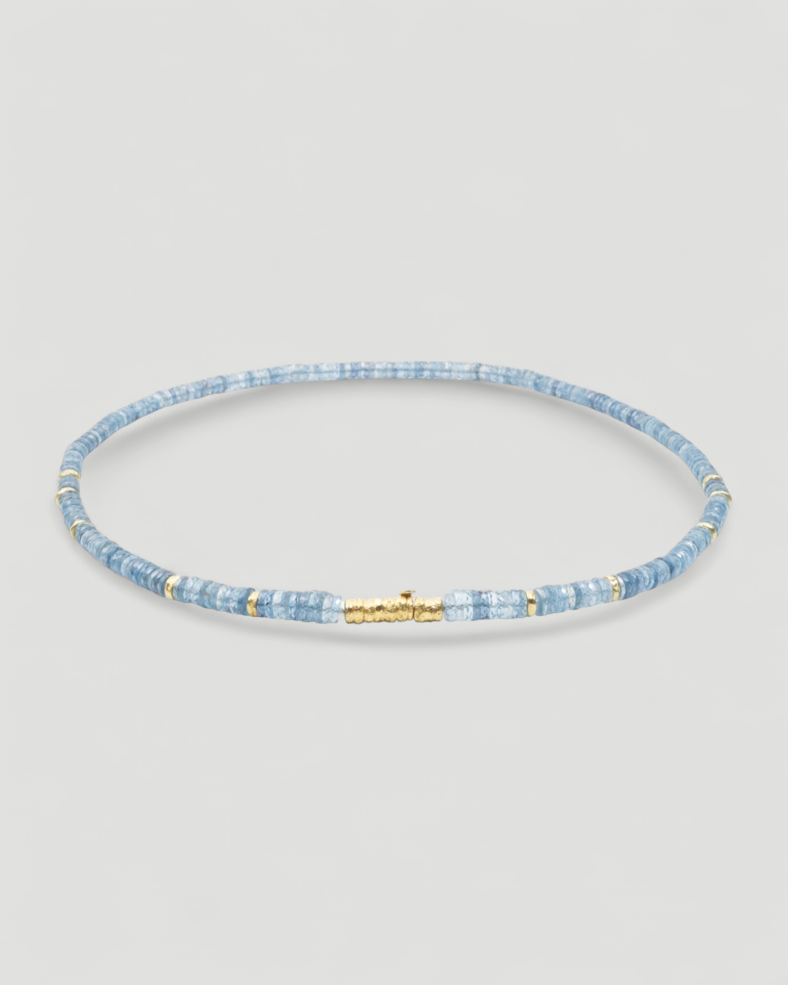 Blaue Aquamarin-Halskette mit 750 Goldverschluss und Zwischenteilen, Gesamtansicht