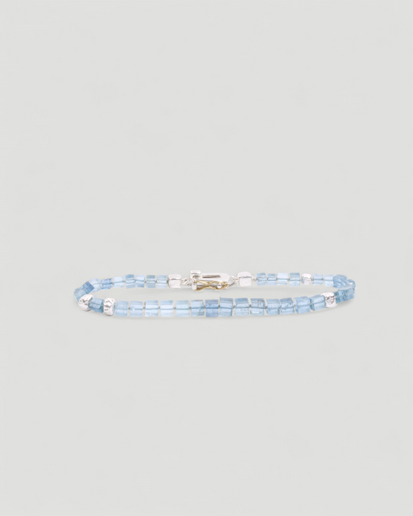 Blaues Aquamarinarmband (21 ct) mit 925 Silberwürfeln