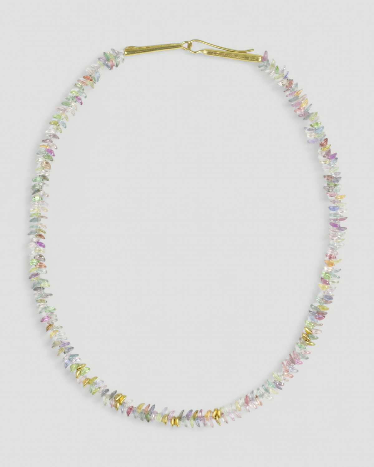 Bunte Saphirkette (86 ct) mit 750 Goldelementen, Gesamtansicht mit Häkchenverschluss