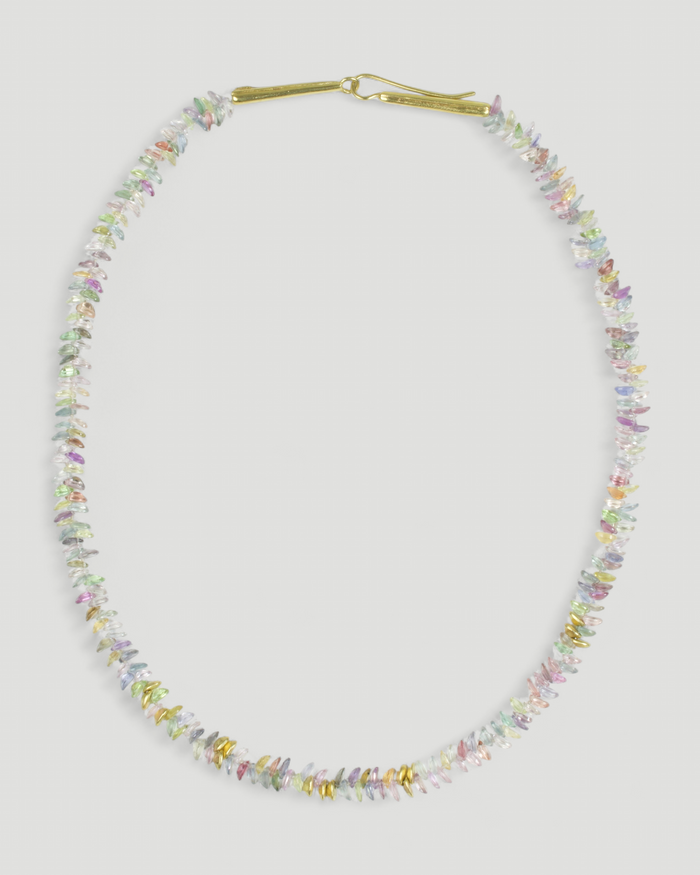 Bunte Saphirkette (86 ct) mit 750 Goldelementen, Gesamtansicht mit Häkchenverschluss