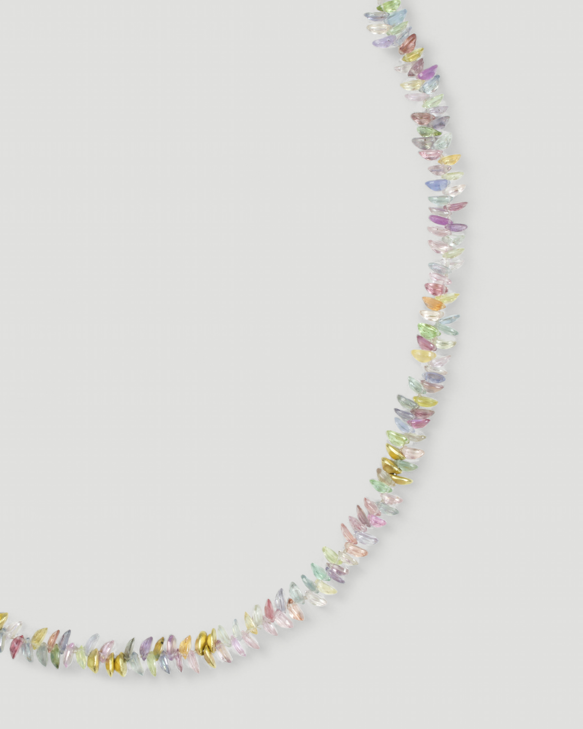 Bunte Saphirkette (86 ct) mit 750 Goldelementen, Detailansicht der facettierten Saphire in Pastelltönen