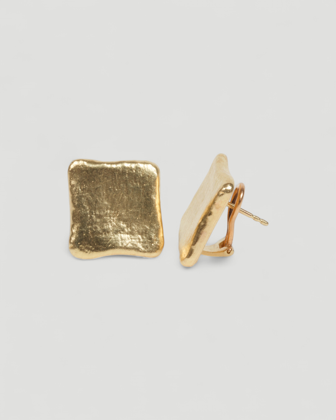 Eckiger Ohrschmuck aus 750 Gold, Seitenansicht mit Clip und Stift
