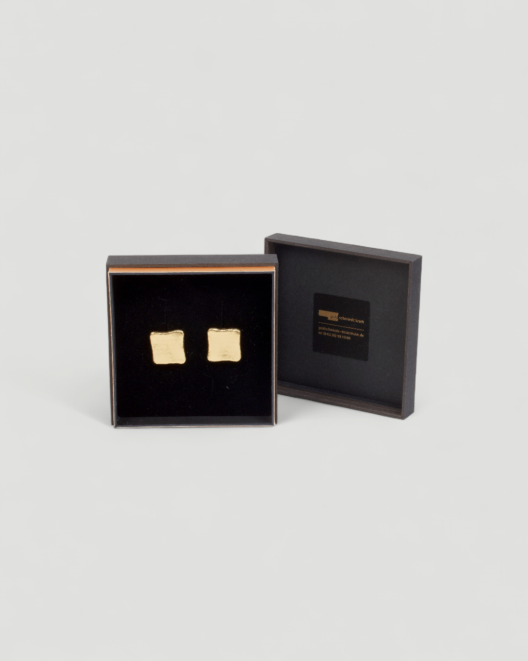 Eckiger Ohrschmuck aus 750 Gold in der Schmuckbox von Goldschmiede Krack