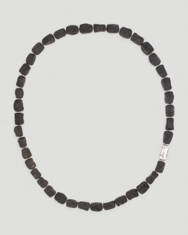 Schwarze Basaltkette mit Kastenschloss aus 750 Weißgold