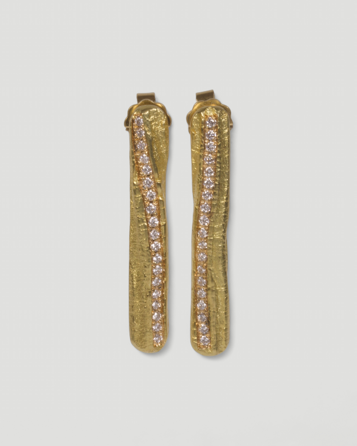Stab-Ohrstecker 750 Gold mit Tarmac-Struktur und Lab Grown Brillanten