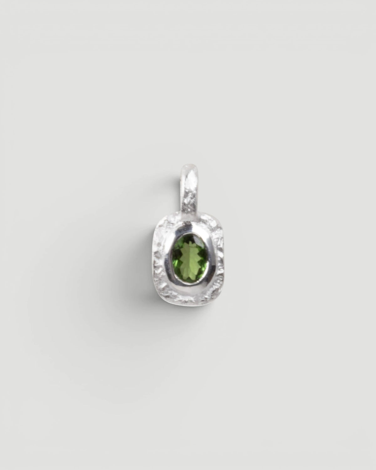 Organisch-eckiger Silberanhänger mit grünem Tsavorit (0.60 ct)