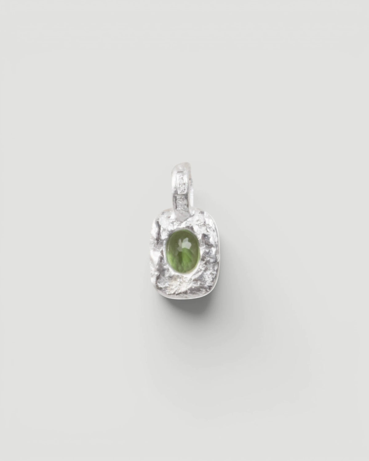 Organisch-eckiger Silberanhänger mit grünem Tsavorit (0.60 ct)