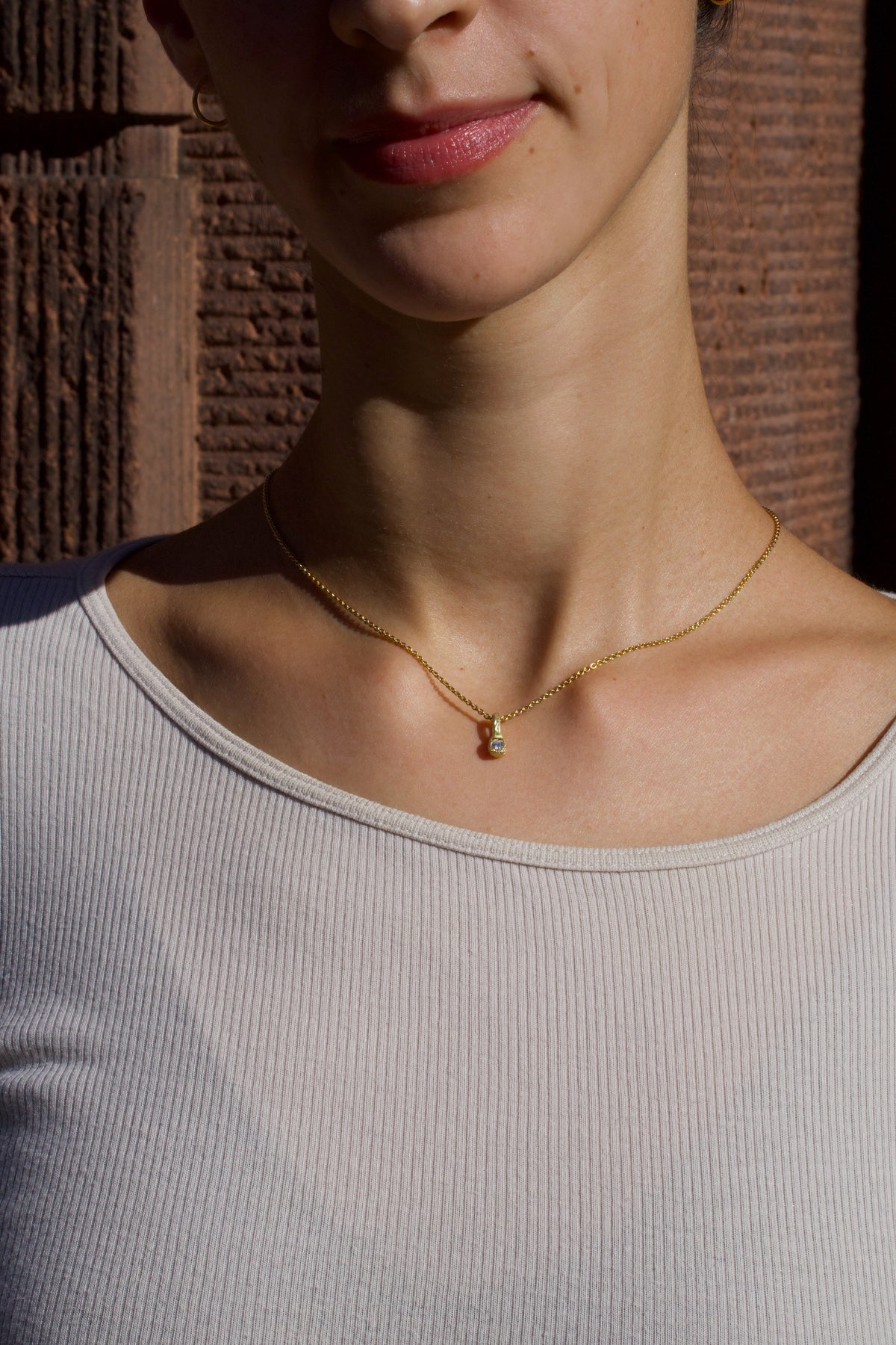 Würfelanhänger aus 750 Gold mit drei Lab Grown Diamanten an der Kette getragen