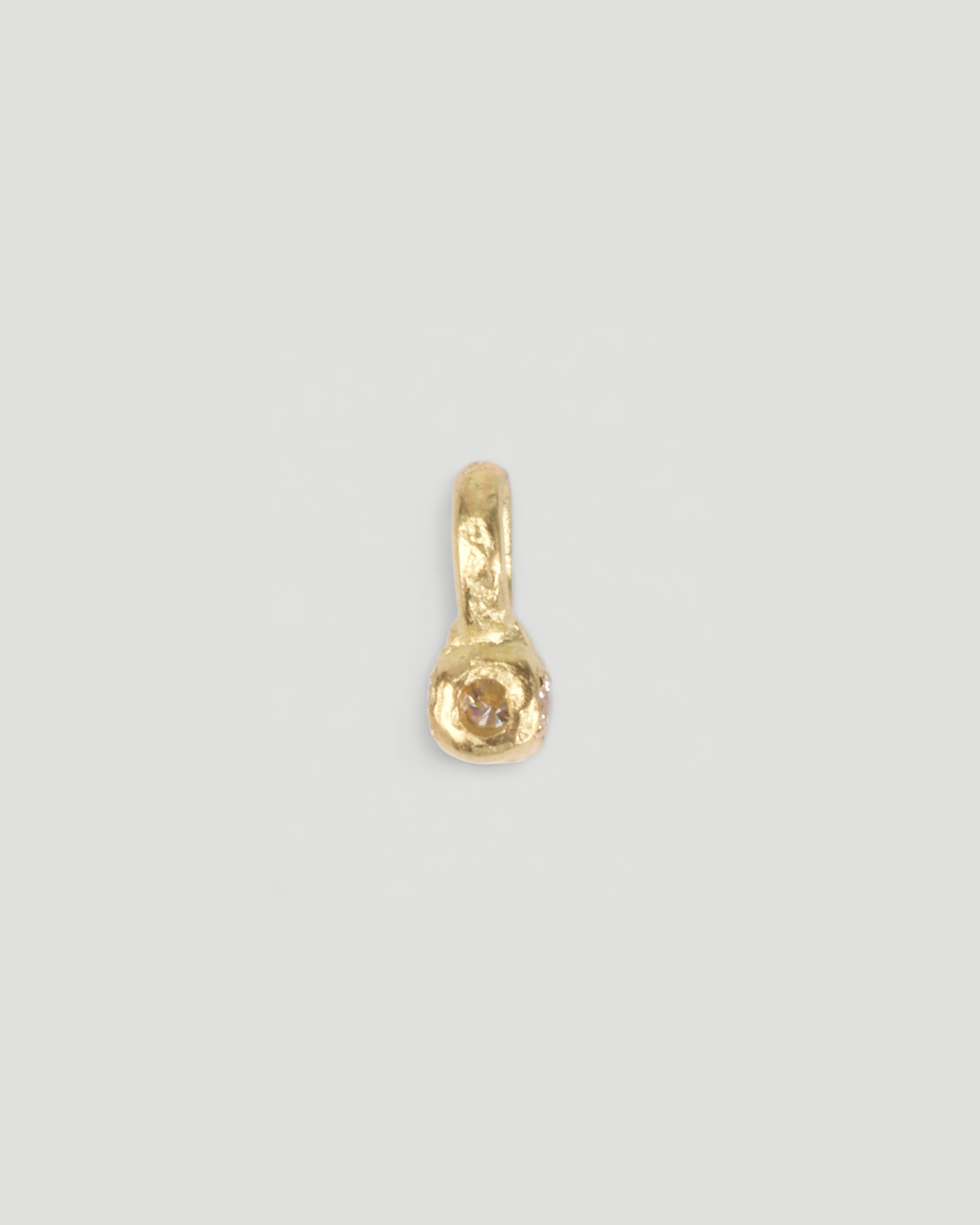 Würfelanhänger aus 750 Gold mit drei Lab Grown Diamanten, Seitenansicht mit weiteren Diamanten