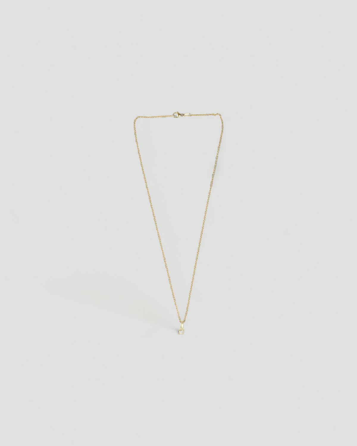 Würfelanhänger aus 750 Gold mit drei Lab Grown Diamanten an einer Goldkette