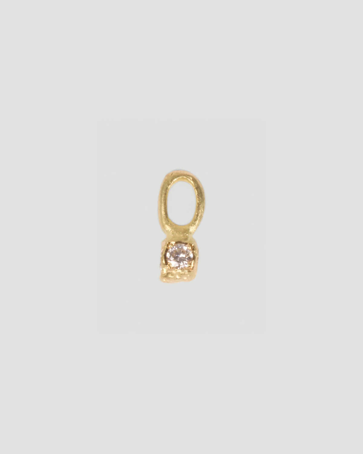 Würfelanhänger aus 750 Gold mit drei Lab Grown Diamanten, Ansicht mit Öse