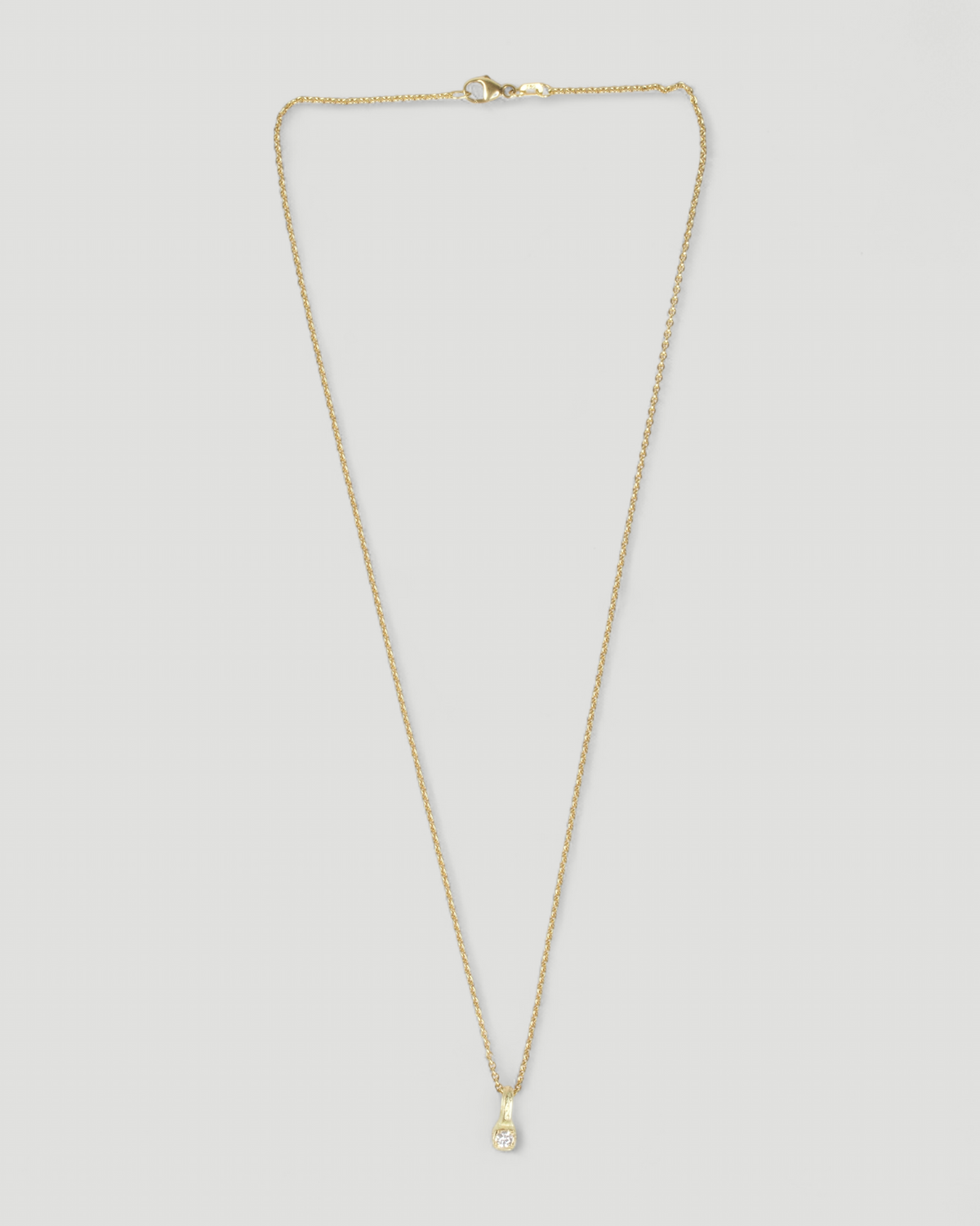 Würfelanhänger aus 750 Gold mit drei Lab Grown Diamanten (0,20 ct) und 750 Goldkette, an der Goldkette