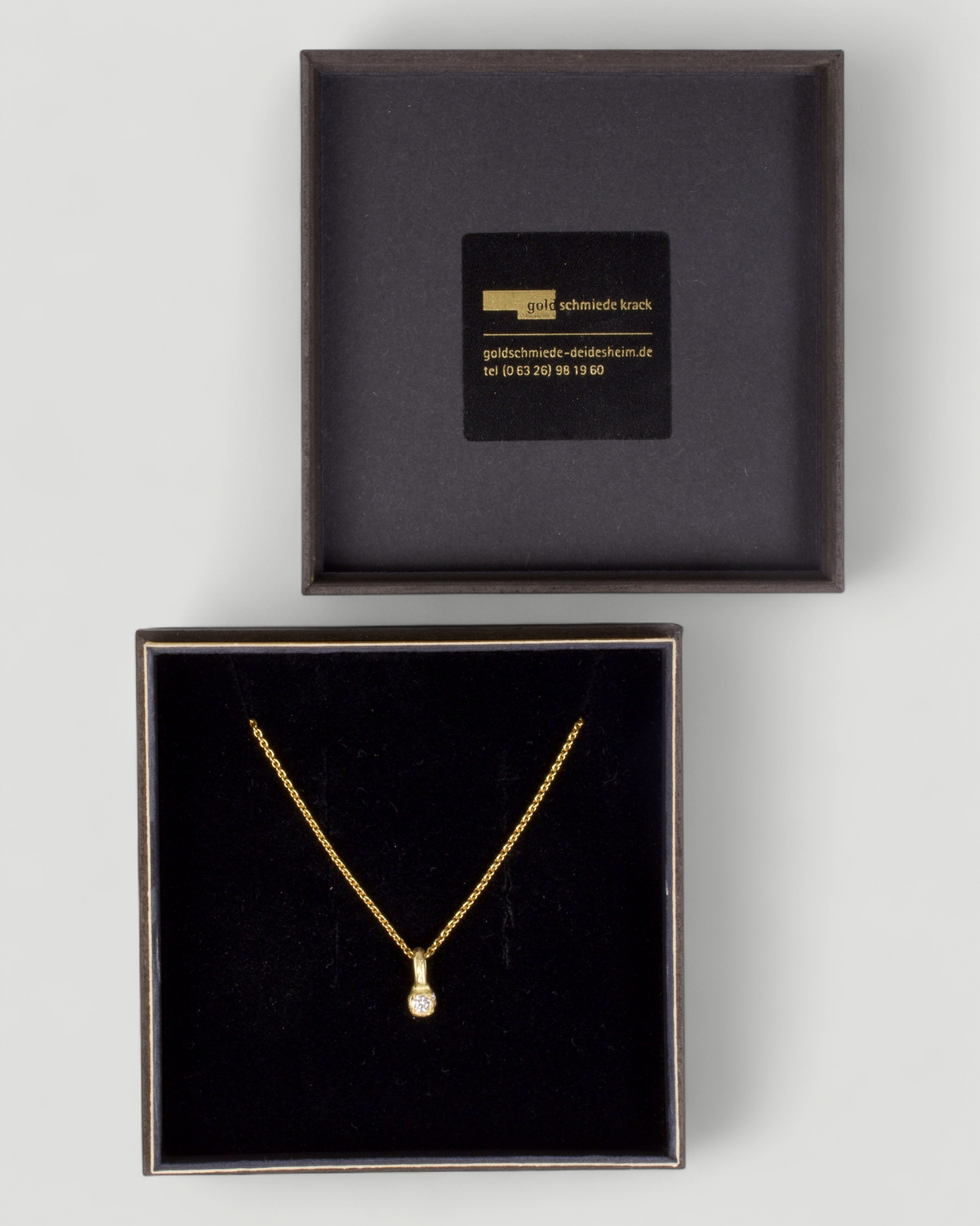 Würfelanhänger aus 750 Gold mit drei Lab Grown Diamanten (0,20 ct) und 750 Goldkette, in der Schmuckbox