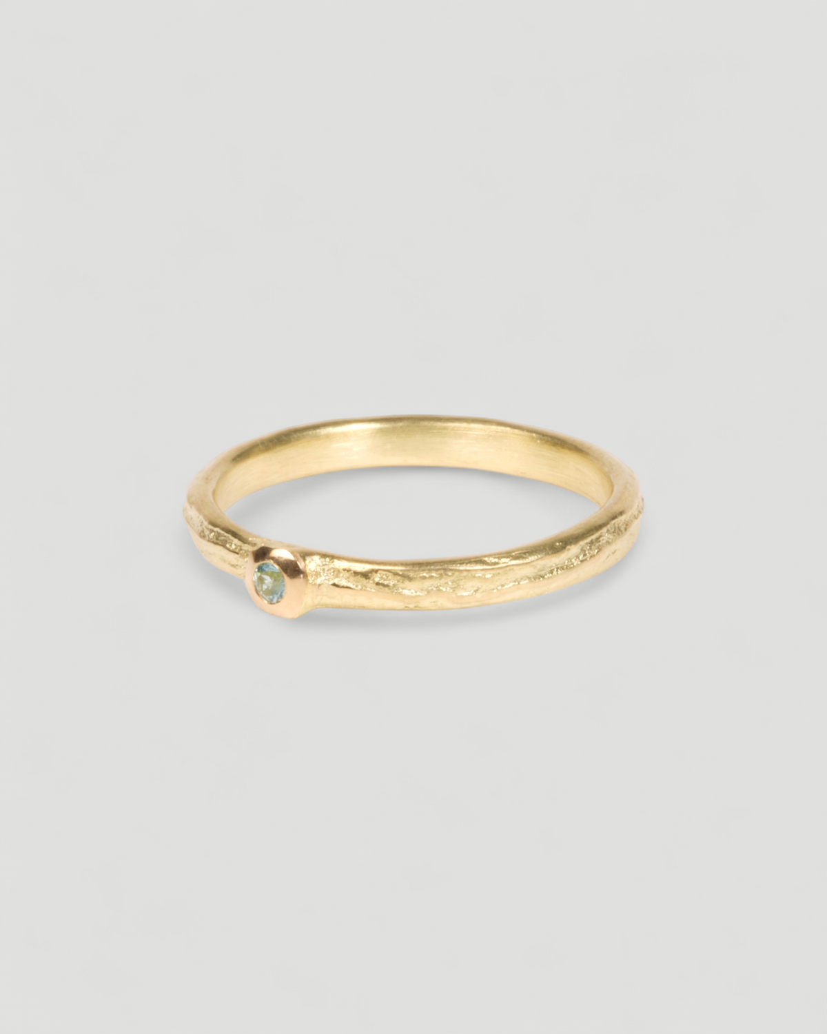 Zarter Bark 750 Goldring mit Paraiba Turmalin, Gesamtansicht mit Zargenfassung