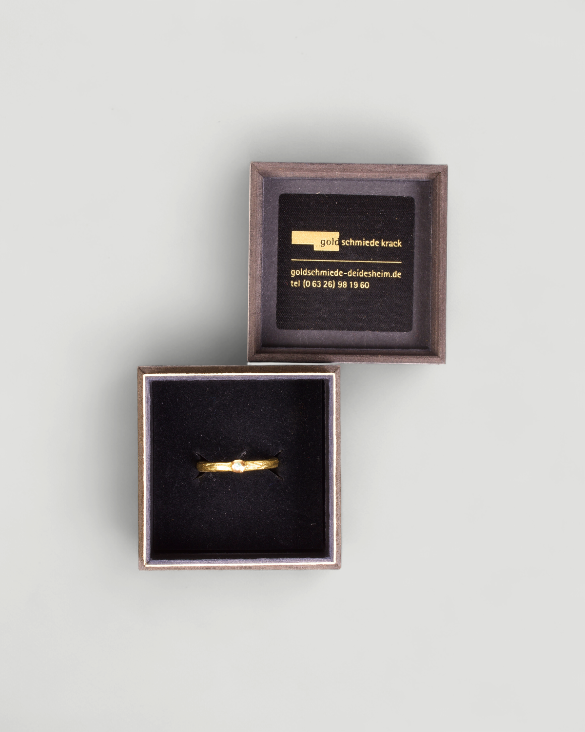 Zarter Bark 750 Goldring mit Paraiba Turmalin in der Schmuckbox von Goldschmiede Krack