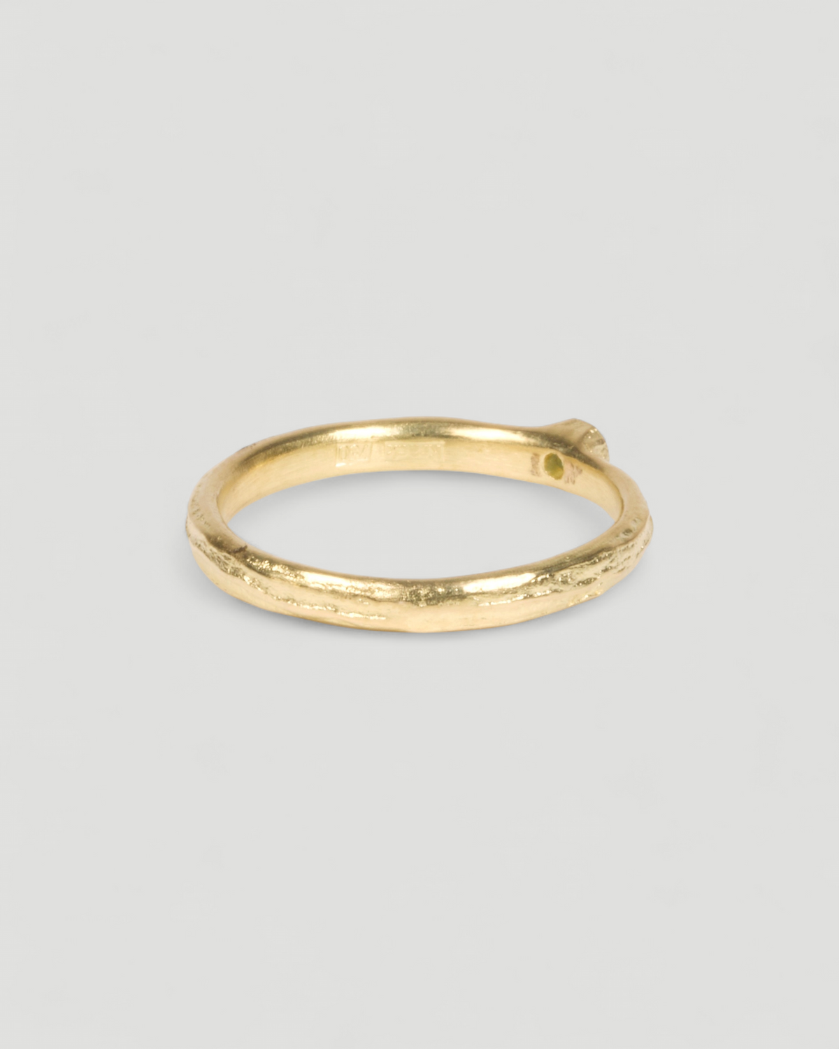 Zarter Bark 750 Goldring mit Paraiba Turmalin, Seitenansicht der schmalen Ringschiene