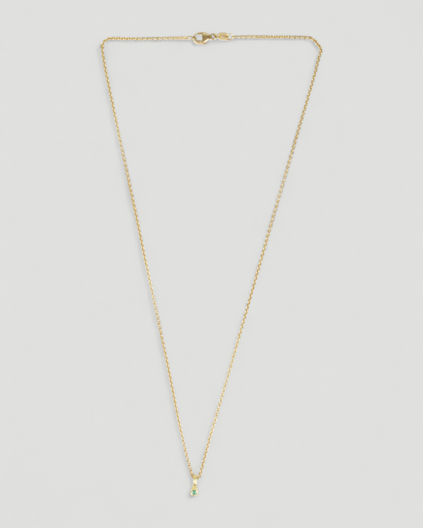Zarter Würfelanhänger aus 750 Gold mit Smaragd und 750 Goldkette